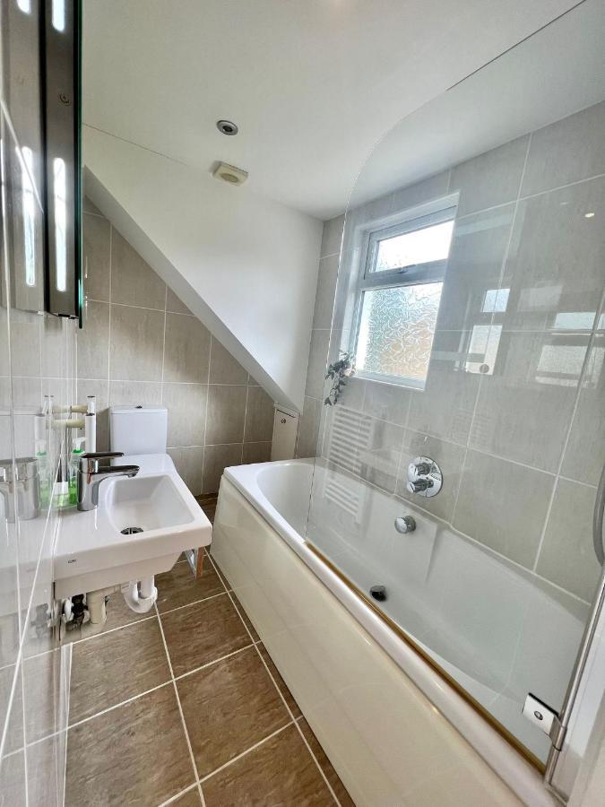 Family Home In Hampshire - Sleeps Up To 9 People With 3 Parking Spaces Winchester Exterior photo
